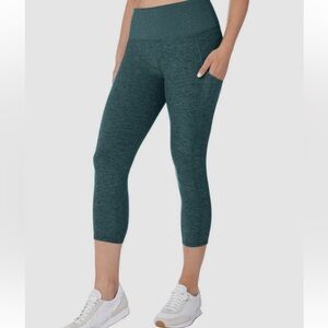KIRKLAND WOMEN'S BRUSHED CAPRI SIDE POCKET 4-WAY STRETCH LEGGINGS SMALL